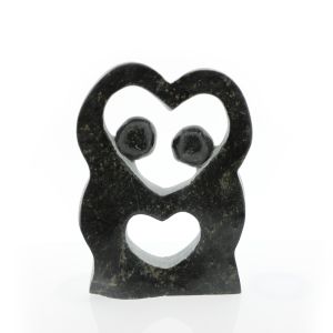 Beeld van bruin zwart speksteen, handgemaakt, eerlijke arbeid. Twee liefdevol dansende mensen. De armen en benen vormen een open hart.