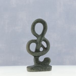 U ziet op de foto een beeld van een G-sleutel gemaakt uit speksteen. Prachtig decoratief, symbolisch en gemaakt door eerlijke arbeid. Goed cadeau.