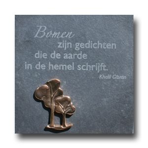 Een spreuktegel met de tekst; Bomen zijn gedichten die de aarde in de hemel schrijft van Khalil Gibran. Versierd met twee bronzen bomen. Prachtige wanddecoratie.