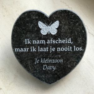 Hart natuursteen met een gravure van een vlinder en de tekst; Ik nam afscheid, maar ik laat je nooit los. Een gedenksteentje van een kleinzoon aan zijn oma. Zilver ingekleurd. Een prachtige persoonlijke herinneringssteen.