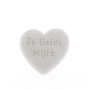 Wit stenen hart met een diepe gravure van de tekst; De liefde blijft. Puur en liefdevol. Geschenk vanuit je hart.