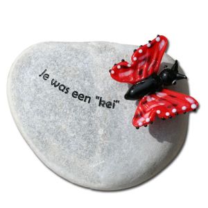 Je was een kei, steen met tekst gravure en een rode glazen vlinder.