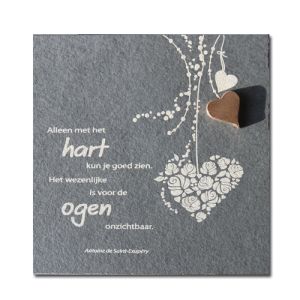 Quote gravure op grijze leistenen spreuksteen; Alleen met het hart kun je goed zien. Het wezenlijke is voor de ogen onzichtbaar! Prachtig versierd met een hart van rozen.