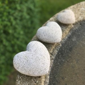 Harten, hand gekapt uit andesit, een uitvloeiingsgesteente. Te personaliseren naar wens met een gravure.
