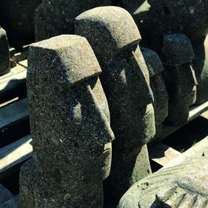 Handgekapte Moai beelden. De robuuste koppen zoals ze op de Paaseilanden gevonden worden, gekapt in dezelfde vormgeving in een soort lavagesteente.